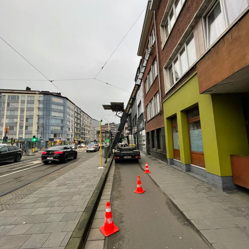 Ladderlift van Antwerp Move in een straat in Antwerpen