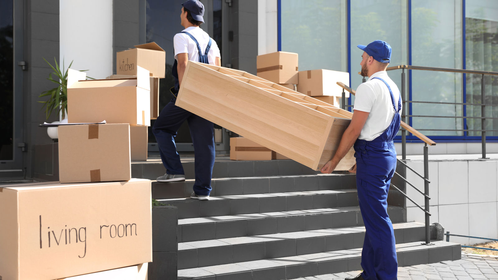 Verhuizers van Antwerp Move aan het werk