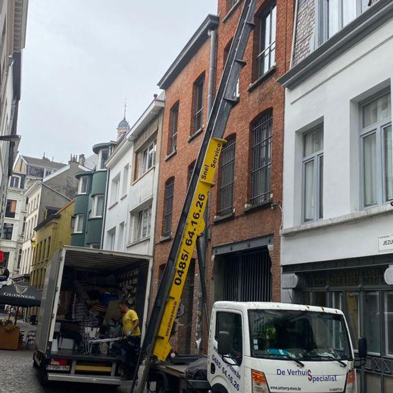 Verhuiswagen van Antwerp Move in een Antwerpse straat