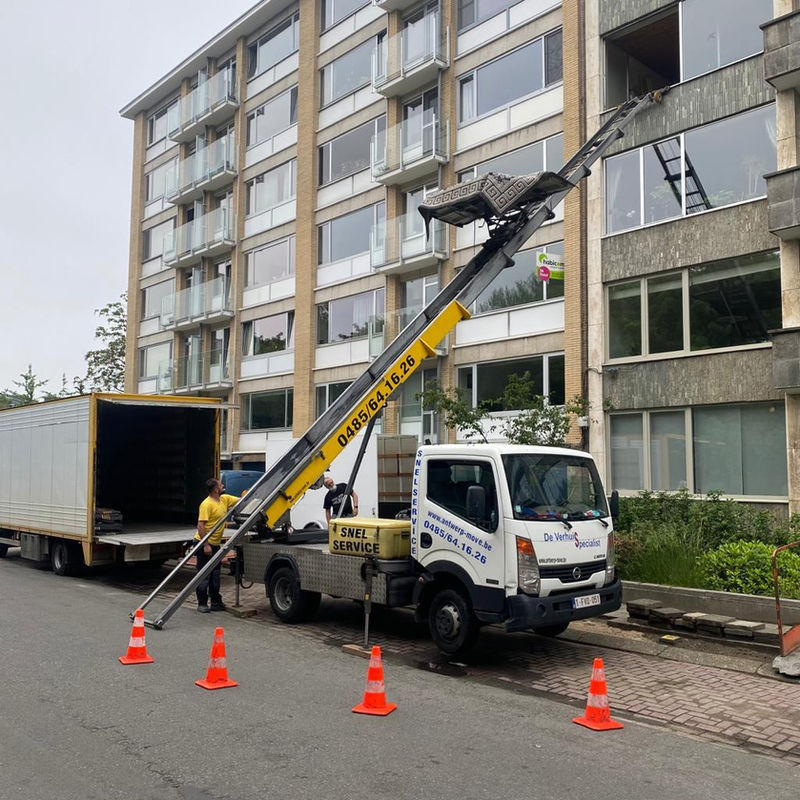 Ladderlift en verhuiswagen bij een appartement