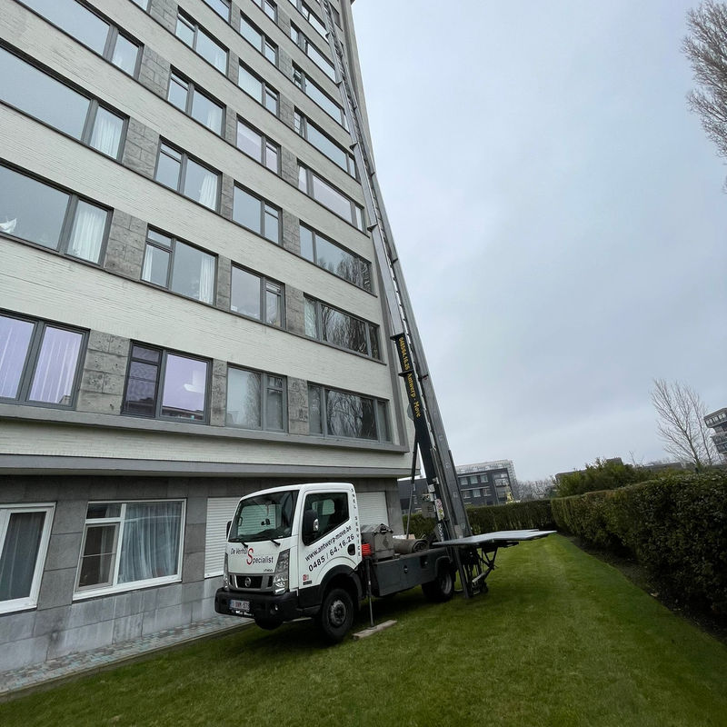 Verhuislift aan een appartementsblok