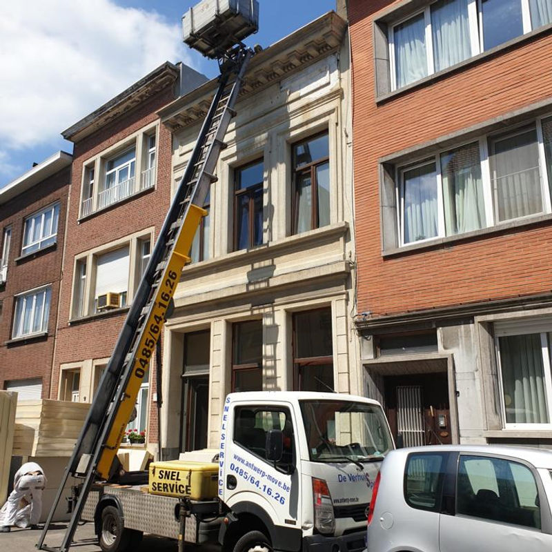 Ladderlift aan een herenhuis in Antwerpen